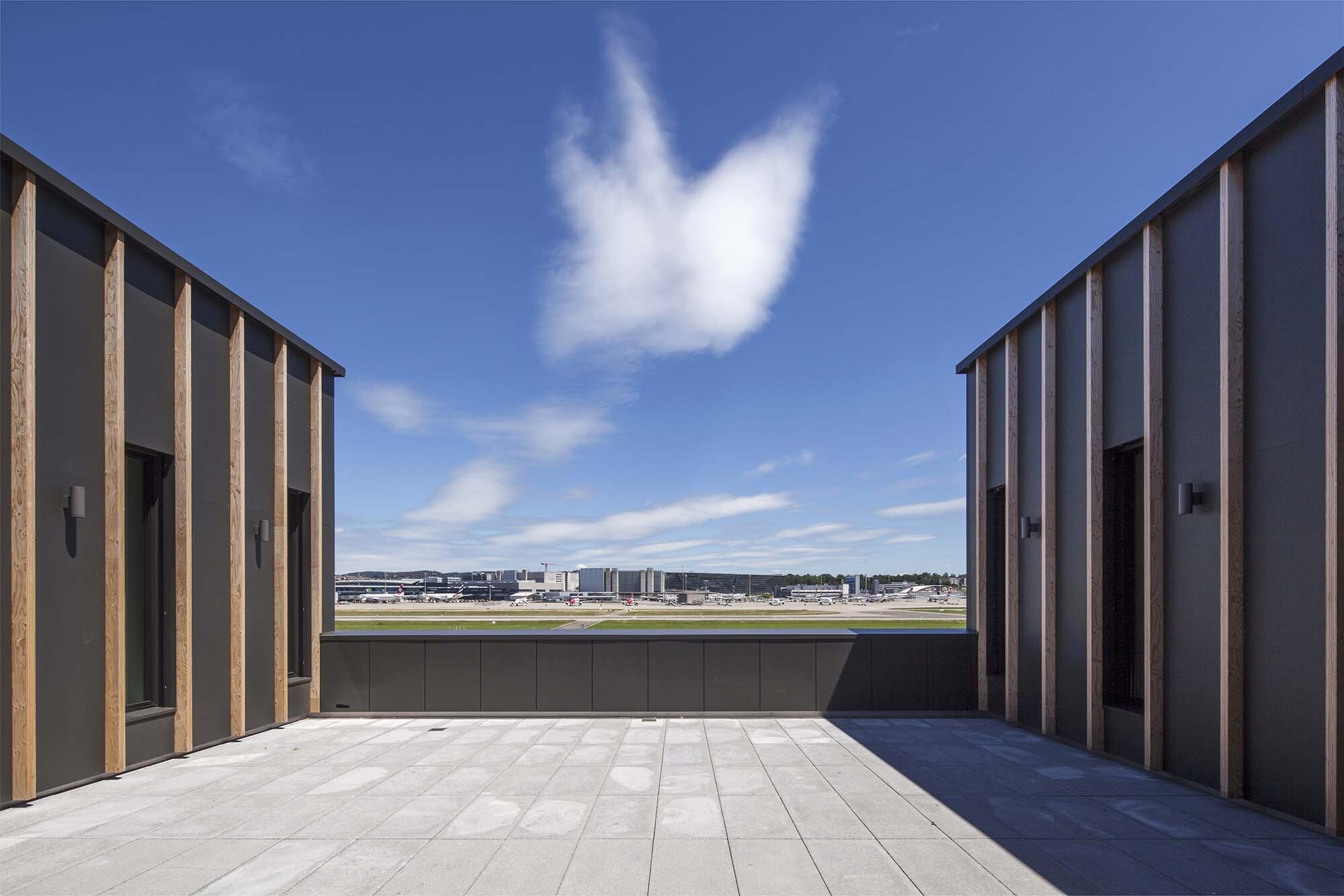Flughafen-Zürich-W22-Terrasse_MBuehler_low.jpg