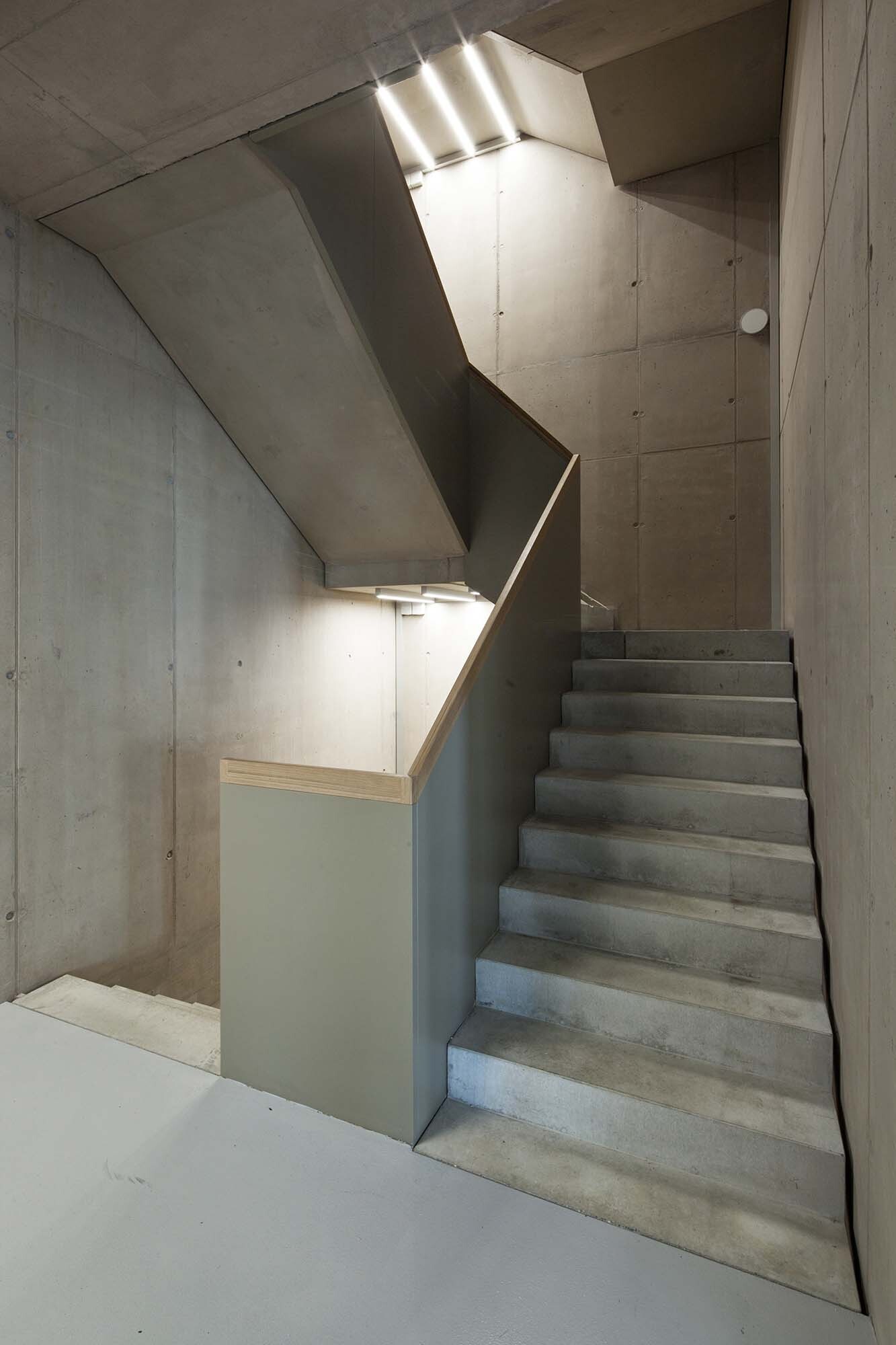Flughafen-Zürich-W22-Treppe_MBuehler_low.jpg