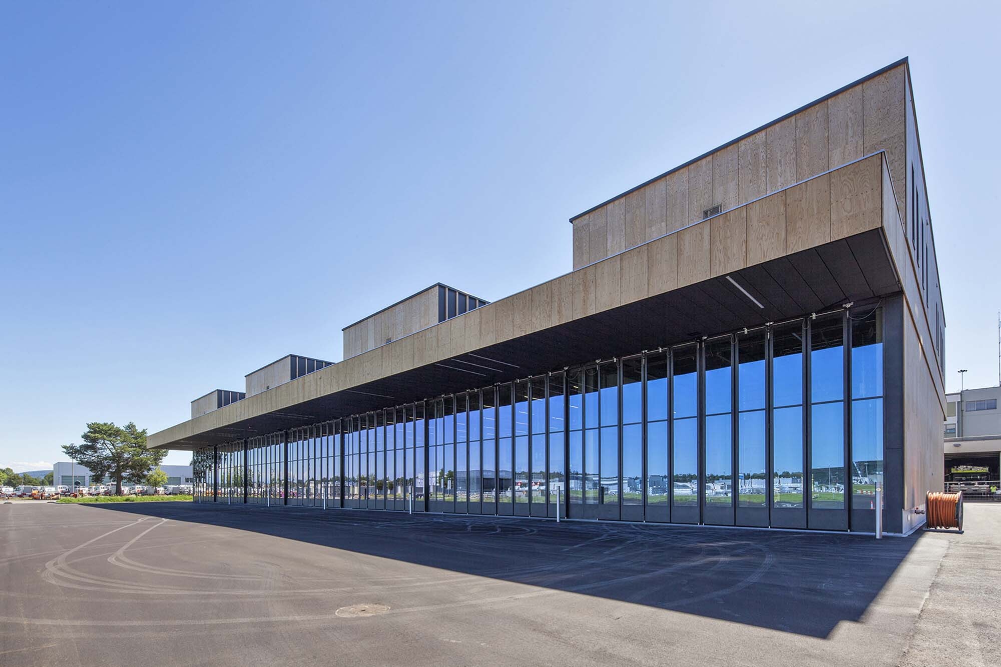 Flughafen-Zürich-W22-aussen_MBuehler_low.jpg